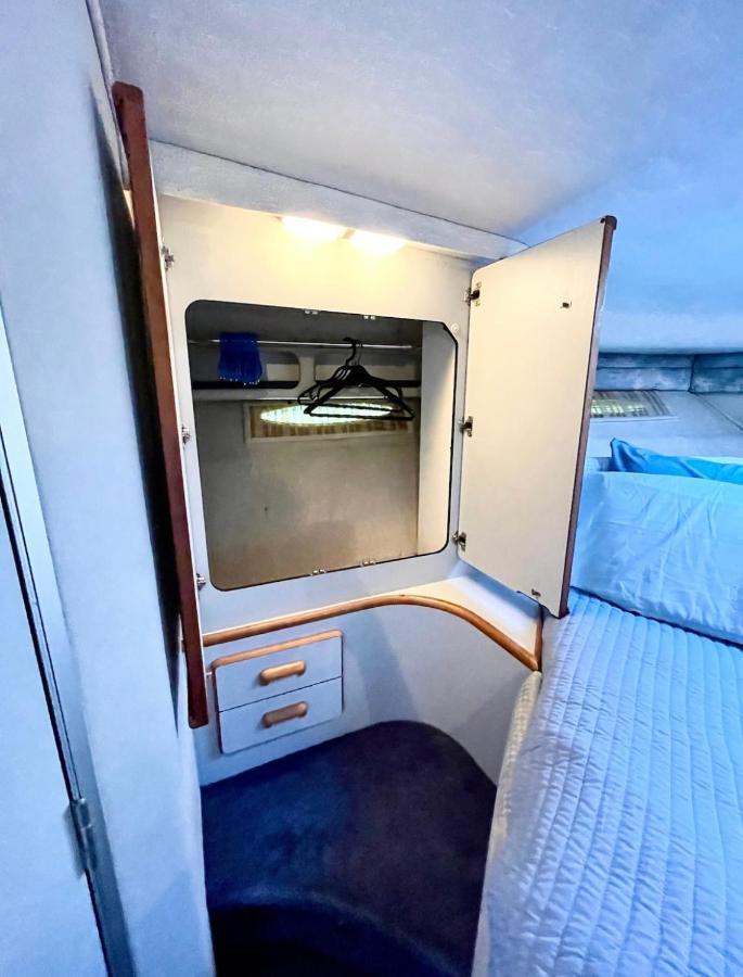 Yacht Hotel Barcelona Сант Адриа де Бесос Екстериор снимка
