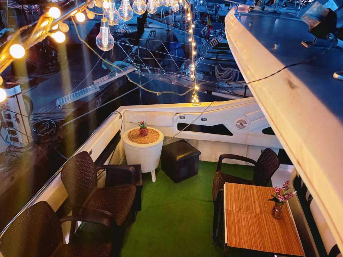 Yacht Hotel Barcelona Сант Адриа де Бесос Екстериор снимка
