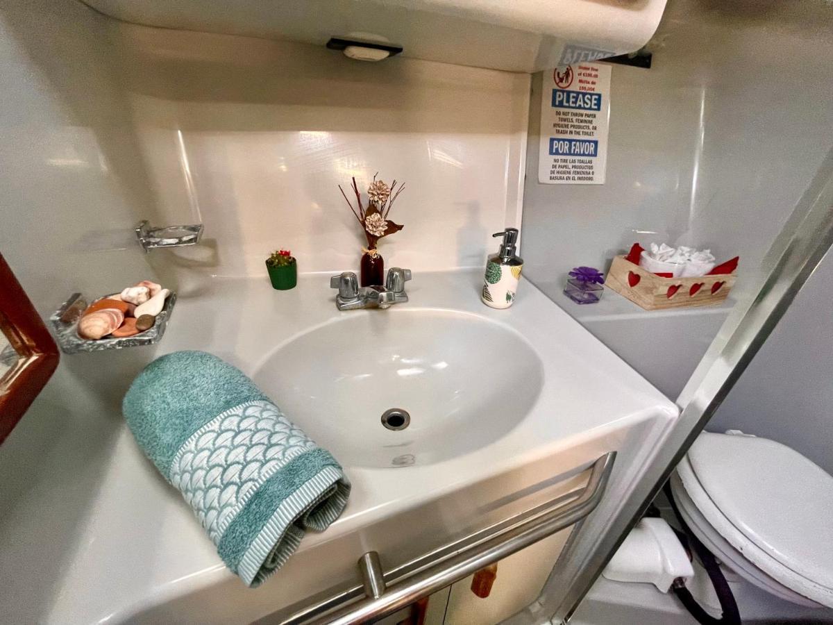 Yacht Hotel Barcelona Сант Адриа де Бесос Екстериор снимка