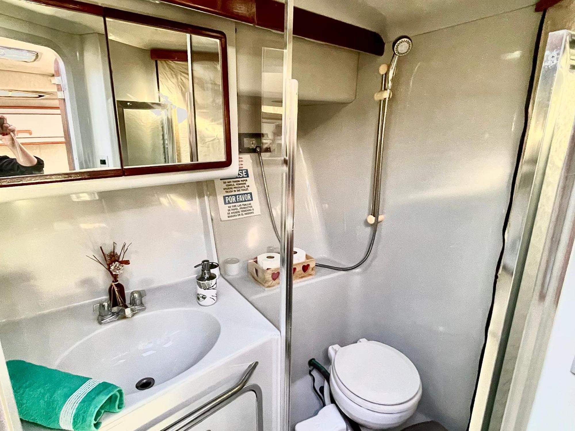 Yacht Hotel Barcelona Сант Адриа де Бесос Екстериор снимка